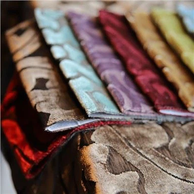 Чорна тканина з тисненням